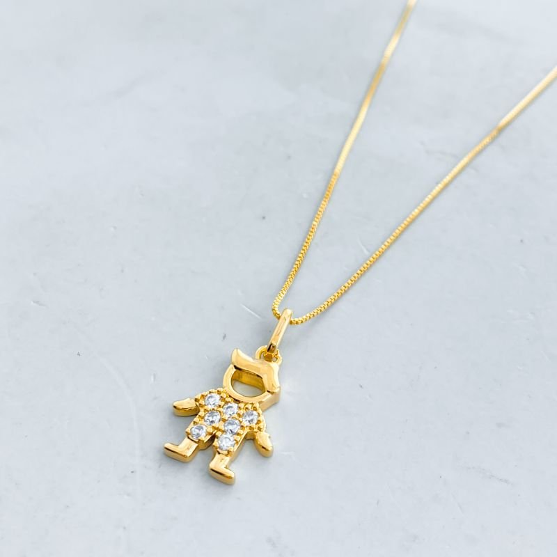 Colar Folheado Menino Vazado Roupa Cravejada