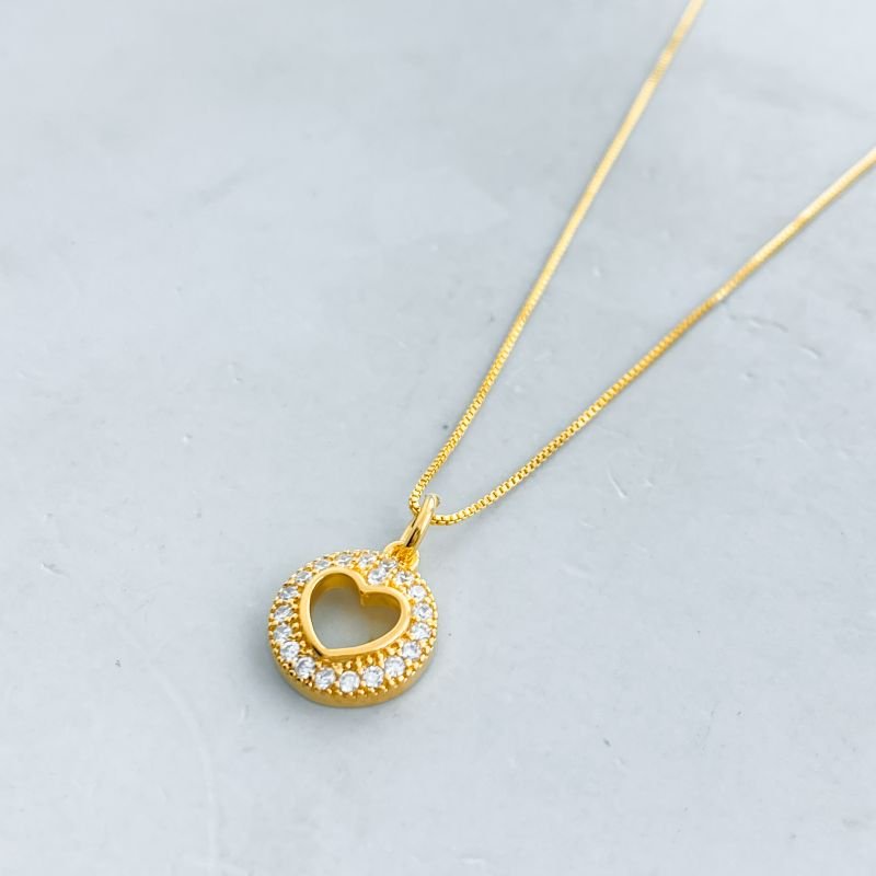 Colar Folheado Redondo Cravejado com Coração Vazado