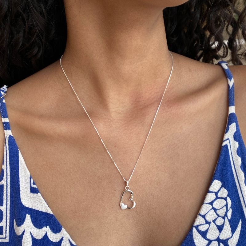 Colar Prata 925 Coração Vazado Torcido e Cravejado