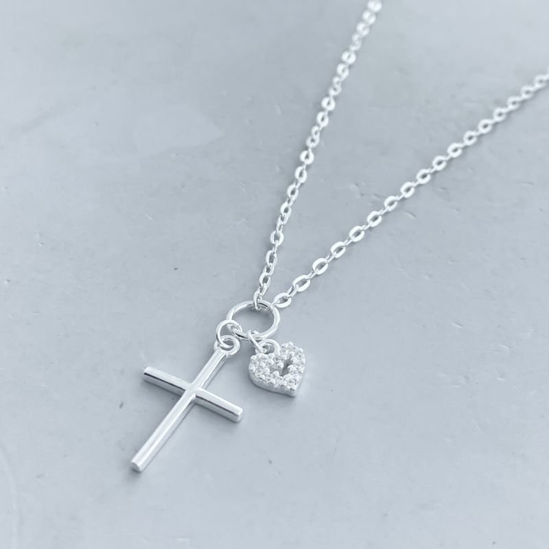 Colar Prata Elos Clássicos Cruz Lisa e Coração Vazado Cravejado
