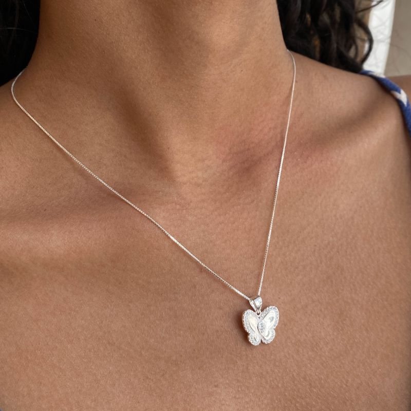Colar Prata925 Borboleta Lisa Borda Cravejada Meio Pedrinha