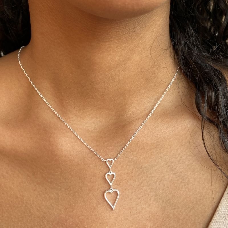 Colar Prata925 com 3 Corações Vazados com 2 Cravejados Delicado