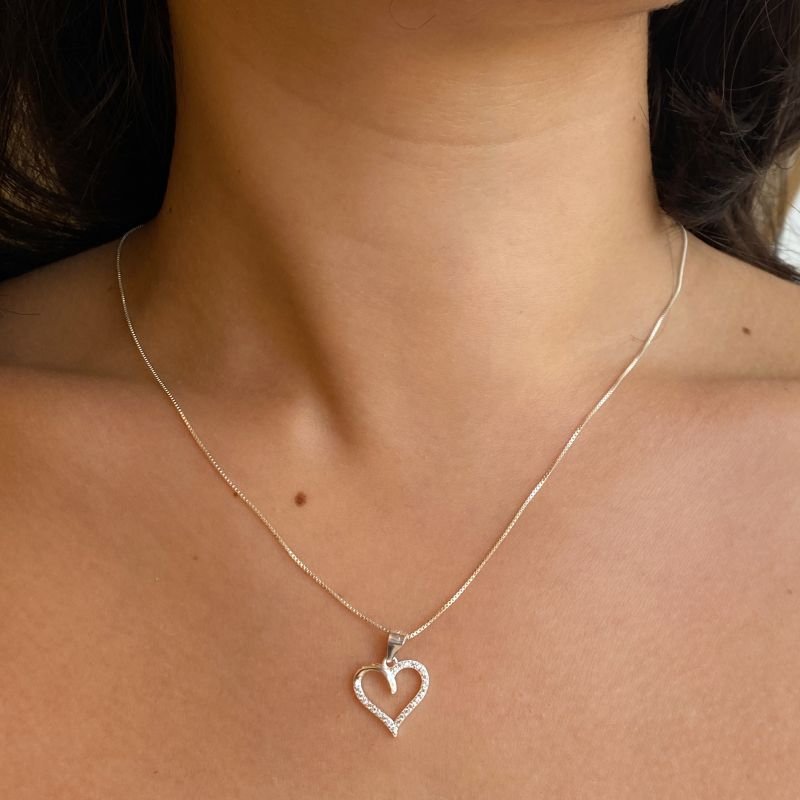 Colar Prata925 Coração Vazado Metade Cravejado e Liso