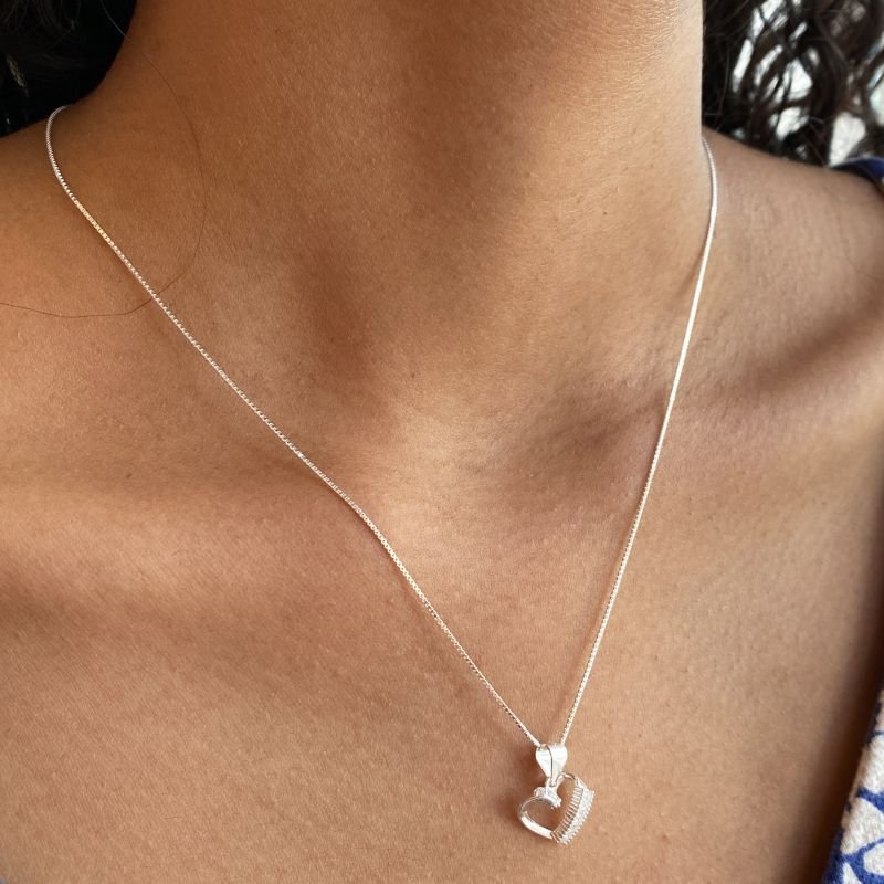 Colar Prata925 Coração Vazado Torcido Borda Pedras Baguetes