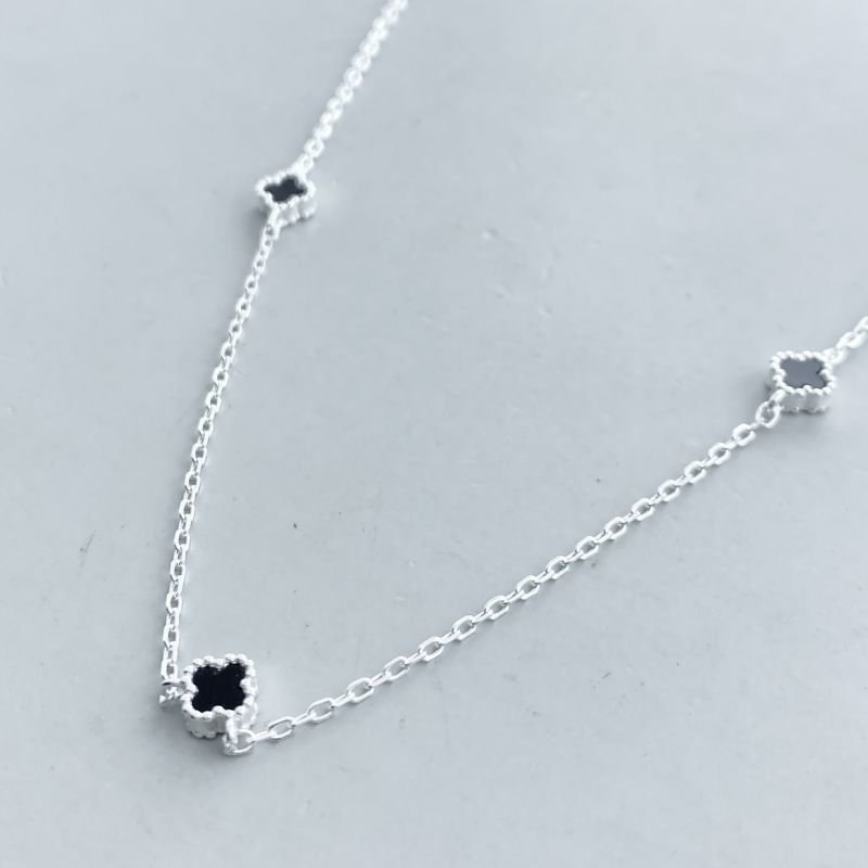 Colar Prata925 Longo com 7 Mini Trevos Resinados Borda Bolinhas