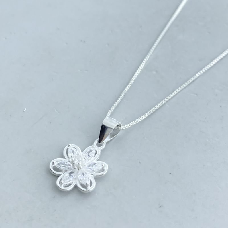 Colar Prata925 PG Flor Pedras com 6 Pétalas Meio Bolinhas