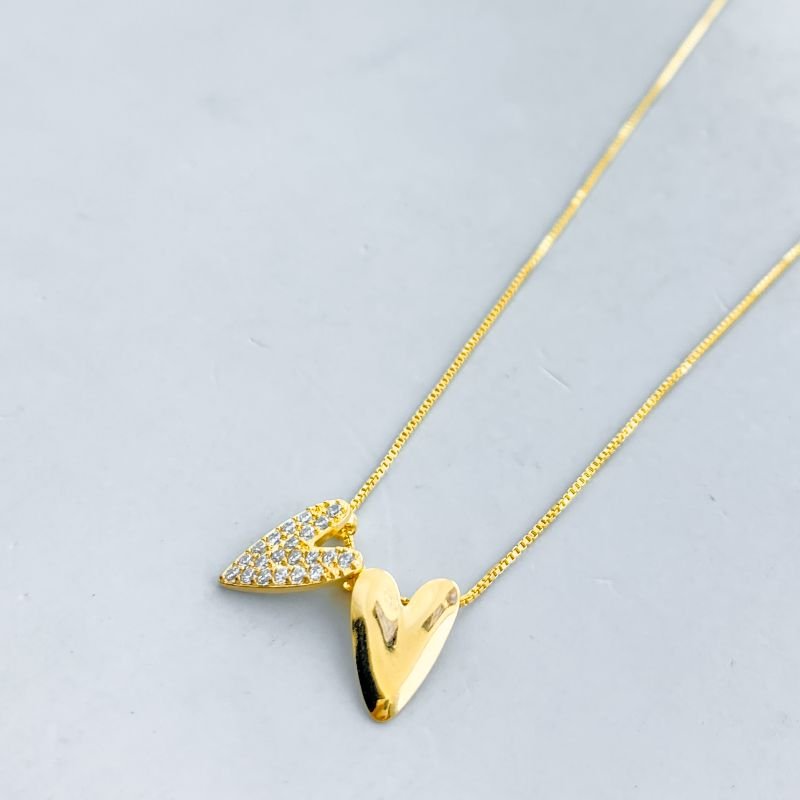 Colar Semijoia com 2 Corações Pontudos Liso e Cravejado