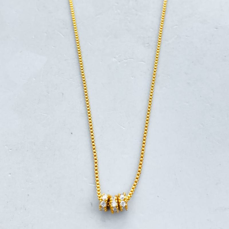 Colar Semijoia com 3 Cilindros Cravejados Elos Corações