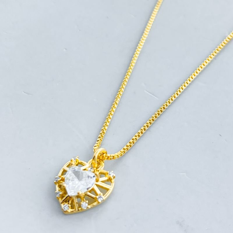 Colar Semijoia Coração Borda Triangulos Vazados Meio Pedra