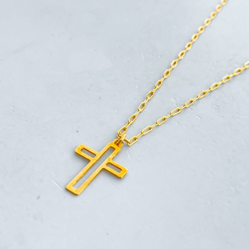 Colar Semijoia Cruz Vazada Elos Clássicos