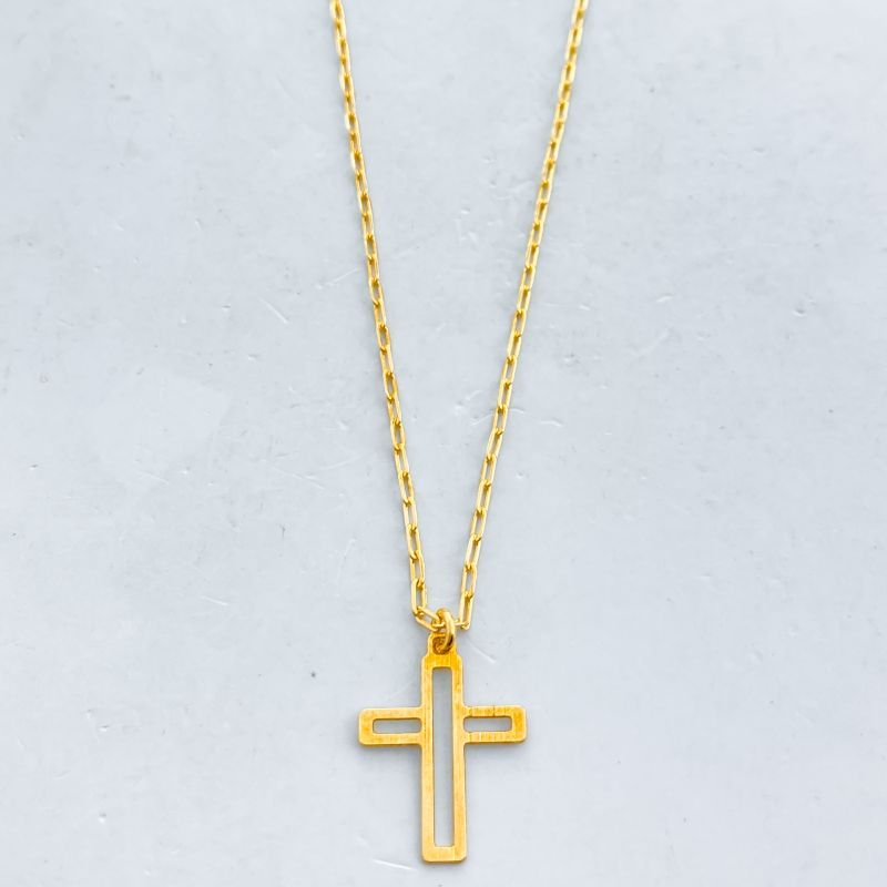 Colar Semijoia Cruz Vazada Elos Clássicos