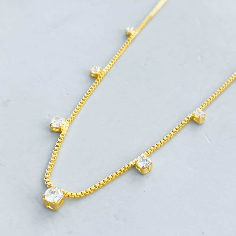 Colar Semijoia Delicado com 7 Pedras