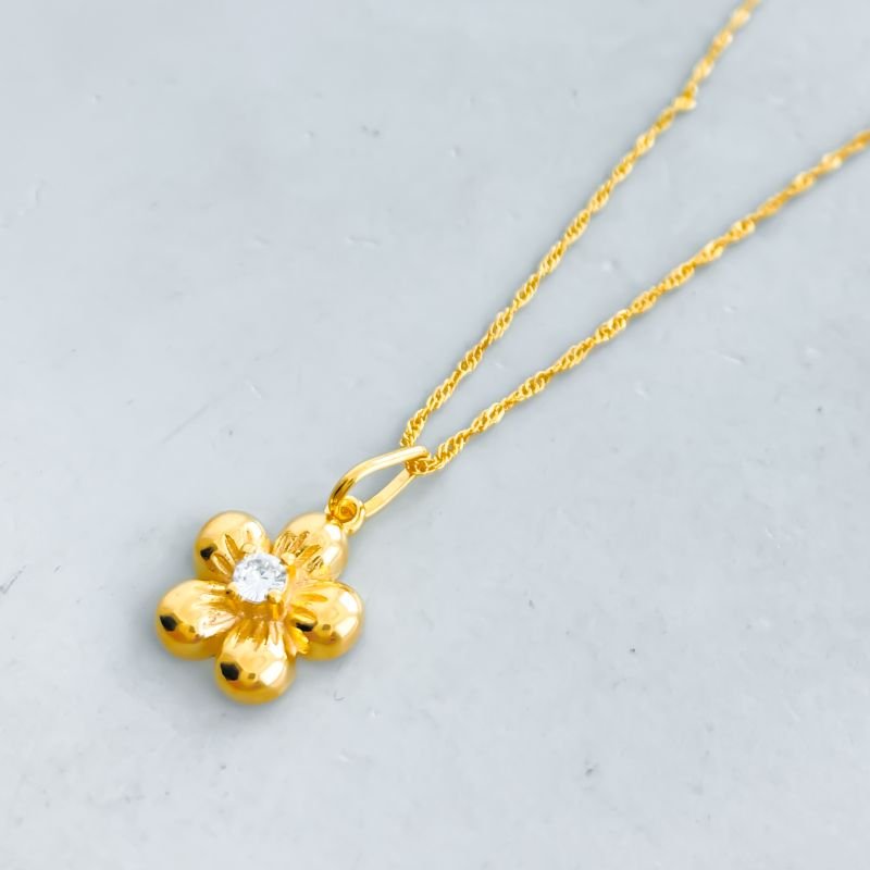 Colar Semijoia Flor com 5 Pétalas Lisas Meio Pedrinha Singapura