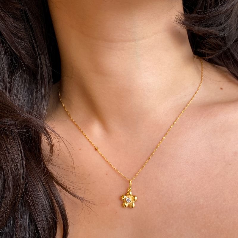 Colar Semijoia Flor com 5 Pétalas Lisas Meio Pedrinha Singapura