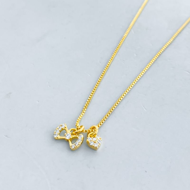 Colar Semijoia Laço Vazado e Coração Cravejados