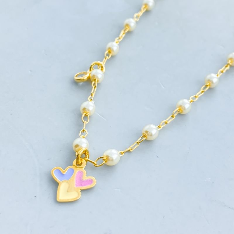 Colar Semijoia Pérolas com 3 Corações Resinados e com 1 Pedrinha