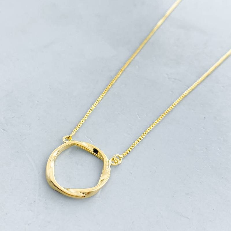 Colar Semijoia Vazado Redondo Torcido