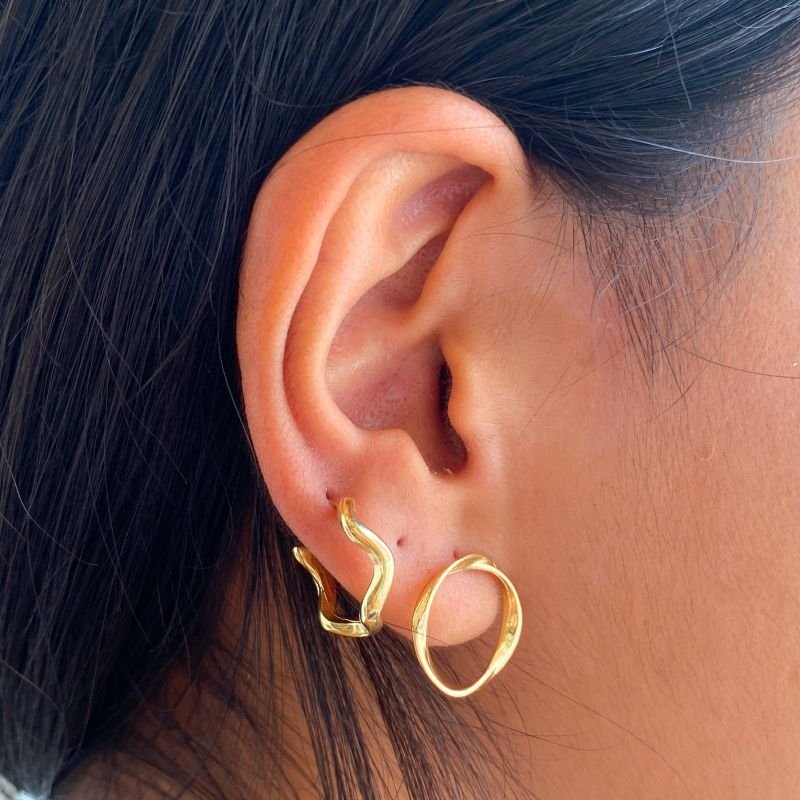 Combo Cartela Argola Semijoia Kit com 2 Aro Ondulado Aberto e Redondo Vazado Torcido