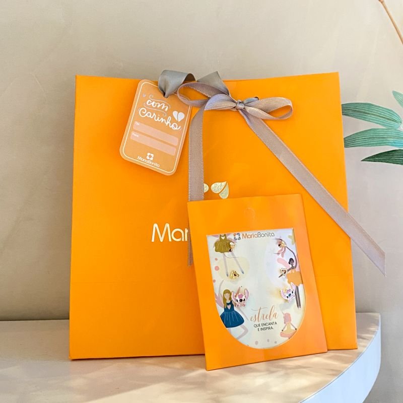 Combo Cartela Brinco Bijuteria Pequeno Personagem Resinado Coração Vazado e Pedrinha