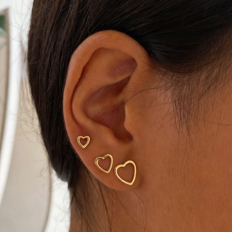 Combo Cartela Brinco Semijoia Kit com 3 Corações Vazados