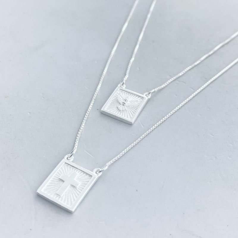 Escapulário Prata Placa Cruz Lisa e Pomba Drapeada Fundo Livrai Nos de Todo Mal