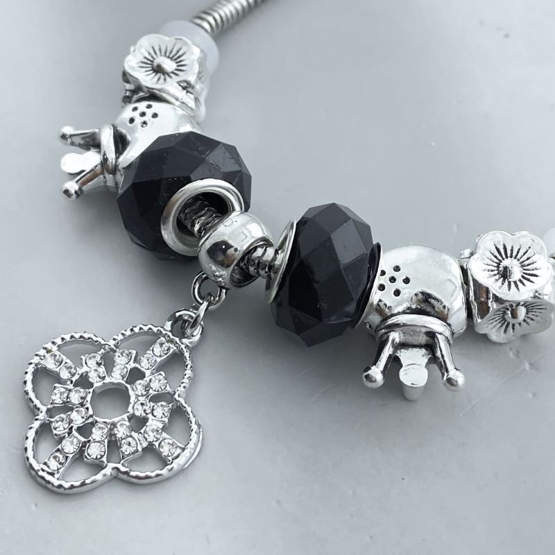 Pulseira Bijuteria com Berloques Trevo Strass Pedra Coração e Flor