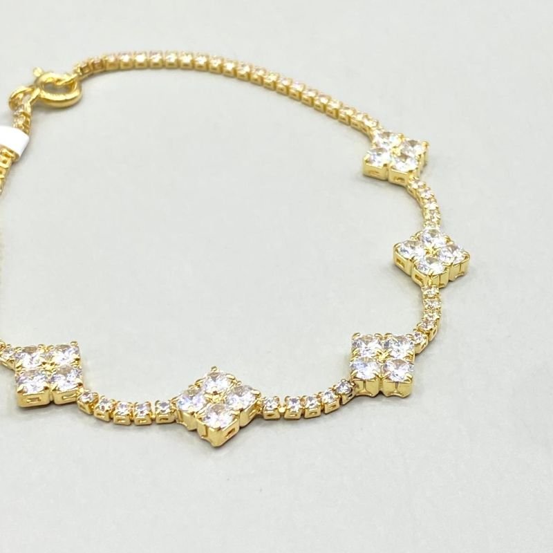 Pulseira Folheado Riviera com 5 Trevos Cravejados Delicado