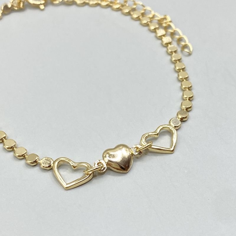 Pulseira Semijoia Bolinhas Achatadas com 3 Corações Vazados e Liso