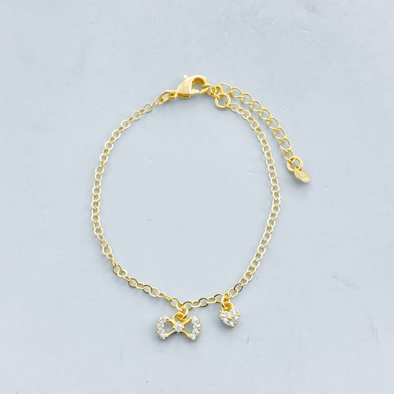 Pulseira Semijoia Delicada Laço Vazado e Coração Cravejados