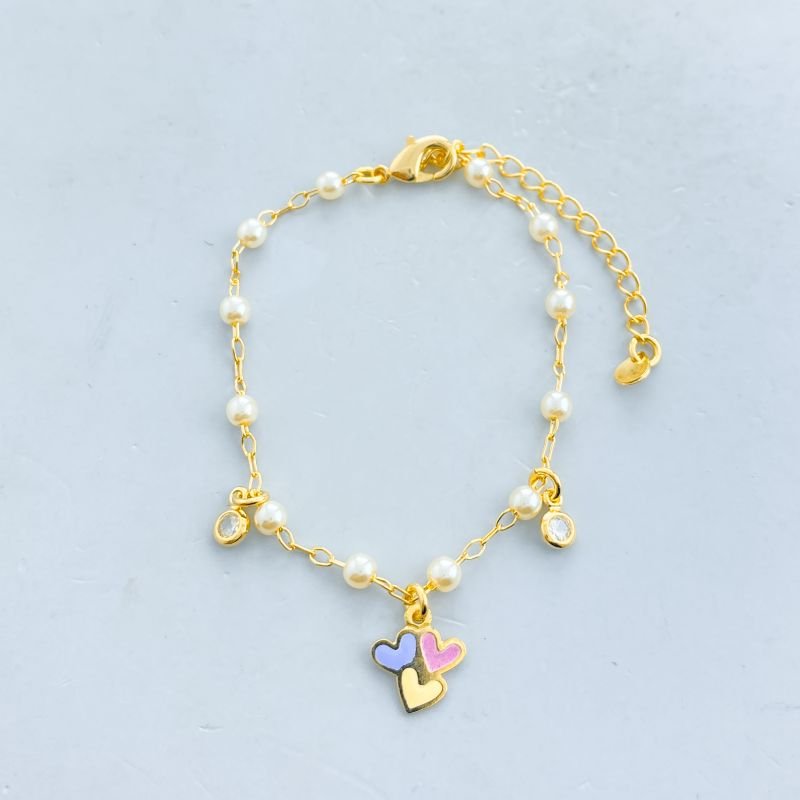 Pulseira Semijoia Delicado Pérolas Pedrinhas e com 3 Corações Resinados