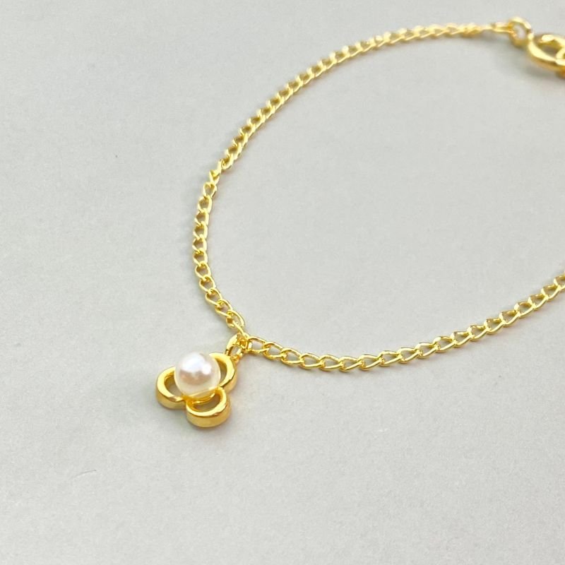 Pulseira Semijoia Flor com 3 Pétalas Vazadas Miolo Pérola Delicado