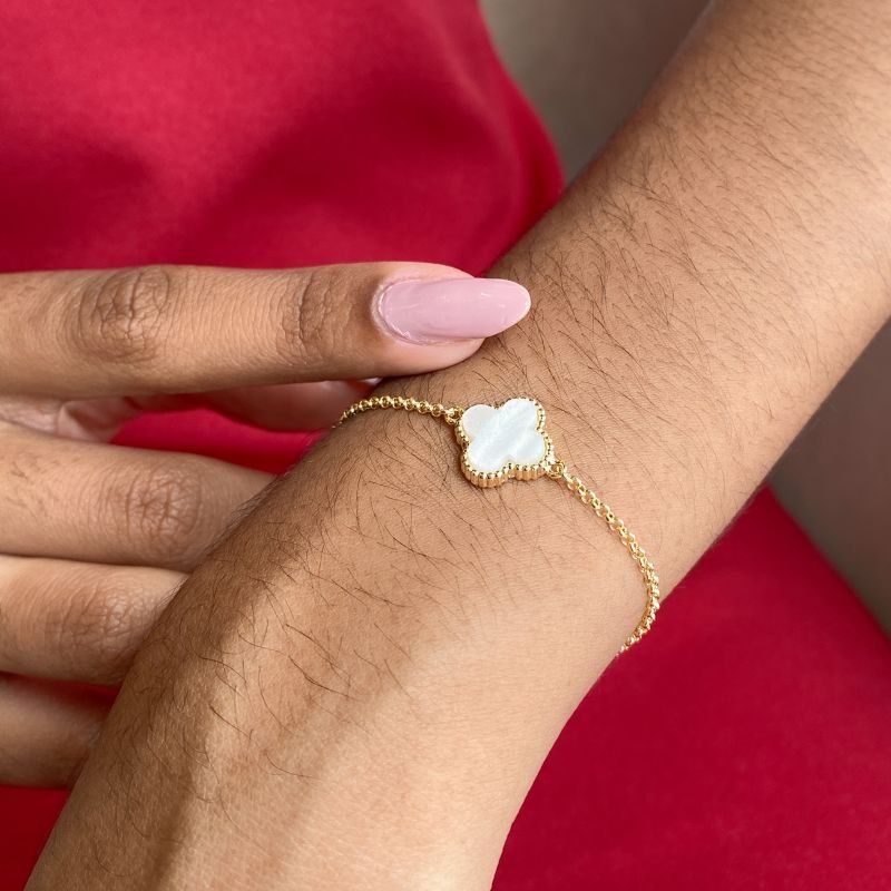 Pulseira Semijoia Trevo Acrílico Borda com 1 Pedrinha